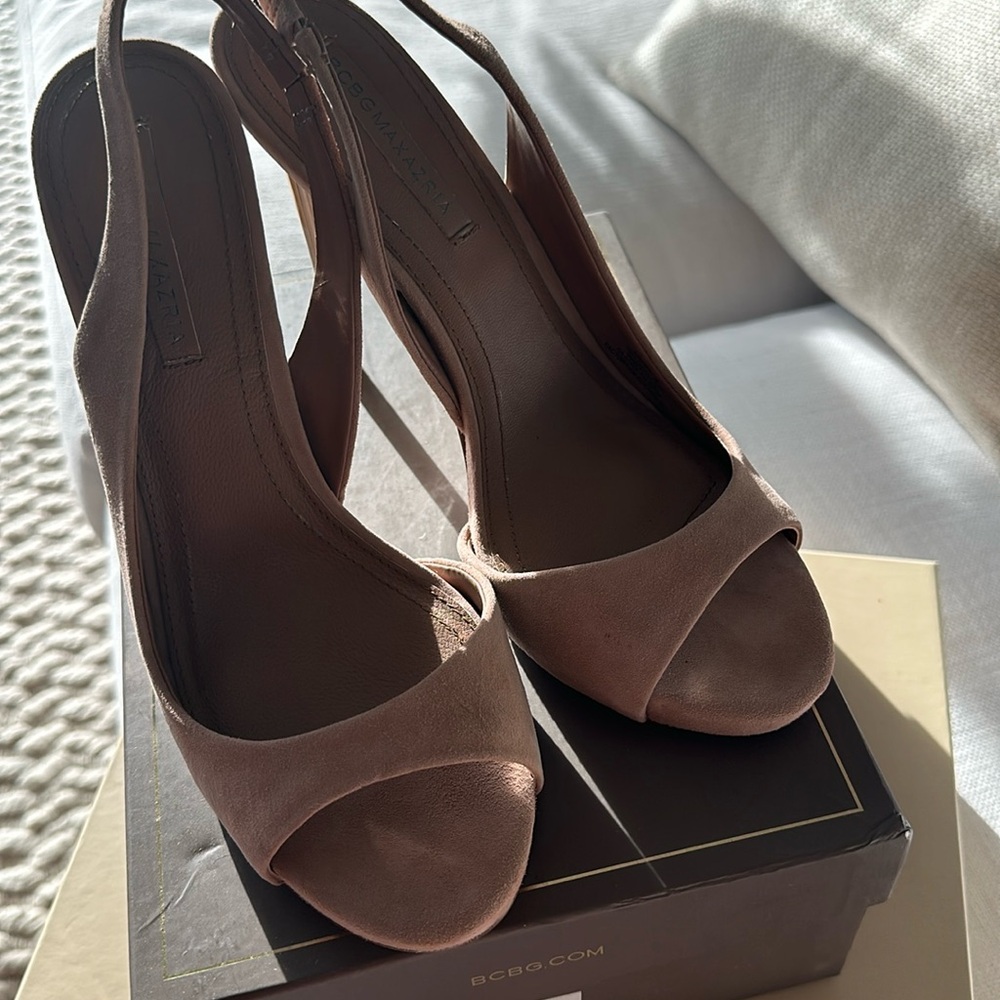 BCBG goat leather high heel shoe
The high heel is gold
Size 10/40